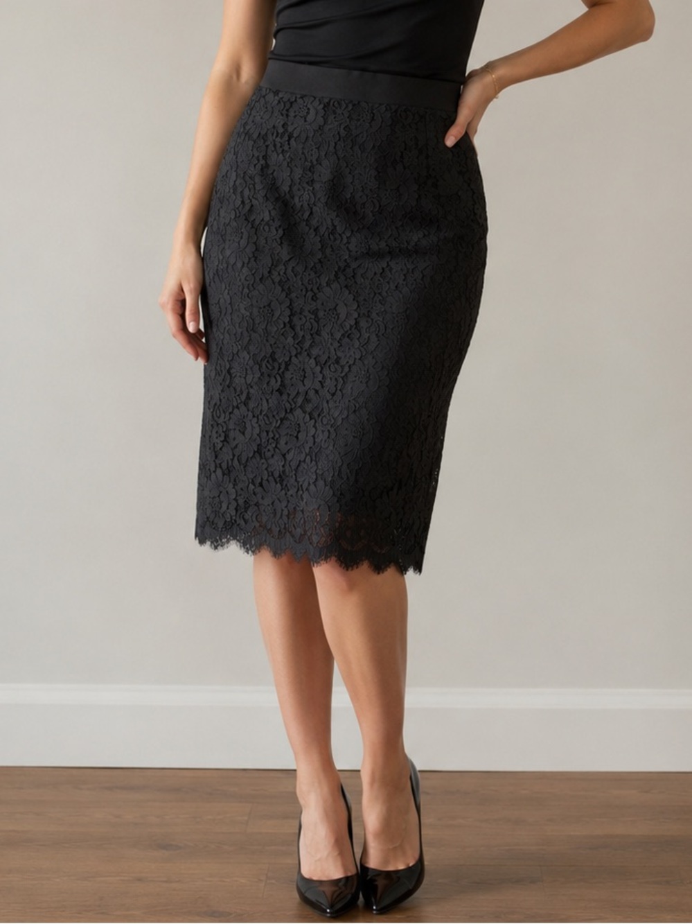 Nili Lotan Black Lace Pencil Skirt Silk Lined Scallop Hem Size 8